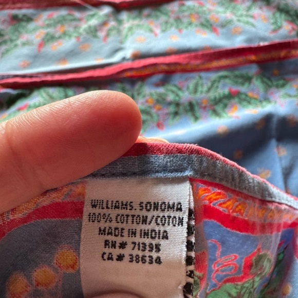 4 Williams Sonoma square dinner napkins. Blue with reds floral - Picture 6 of 6